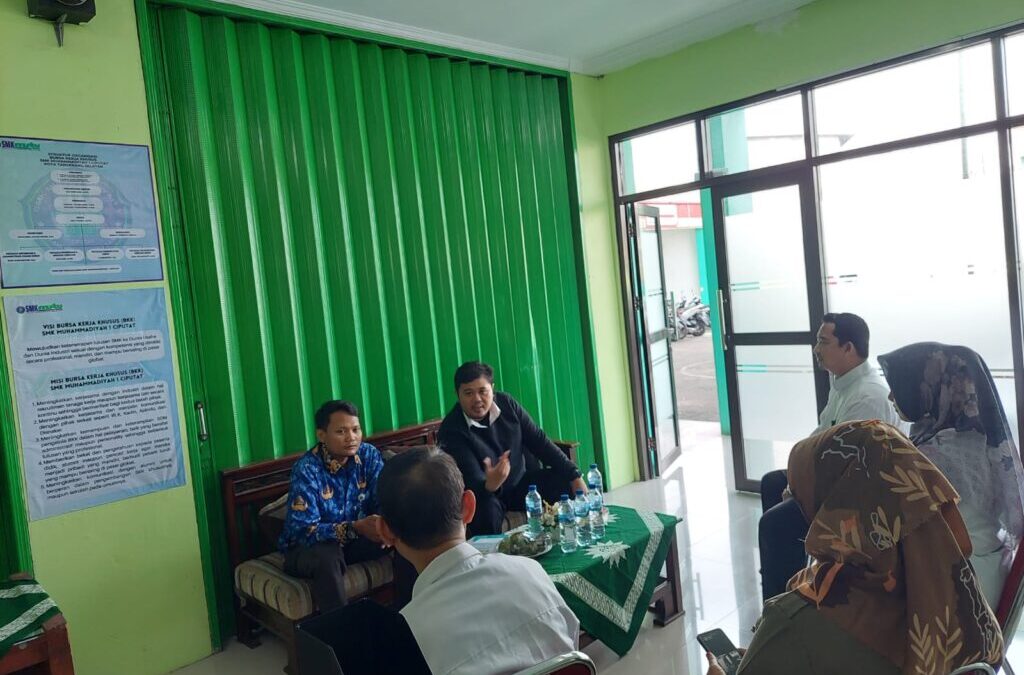 BURSA KERJA KHUSUS SMK MUHAMMADIYAH 1 CIPUTAT DIRESMIKAN, SIAP MENINGKATKAN KETERSERAPAN ALUMNI DI DUNIA KERJA!